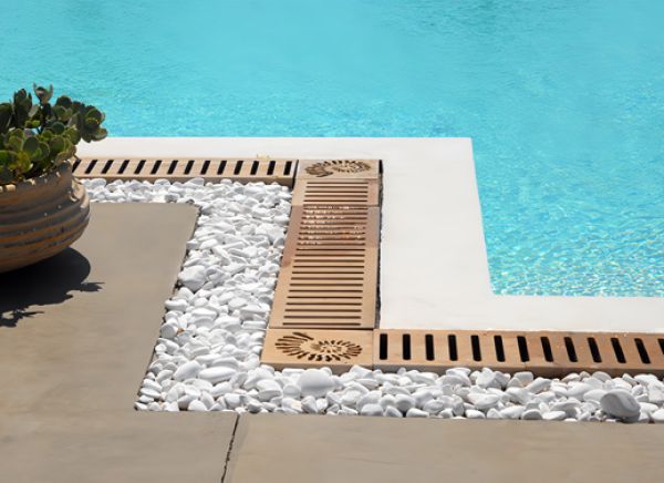 Pool & Bar
